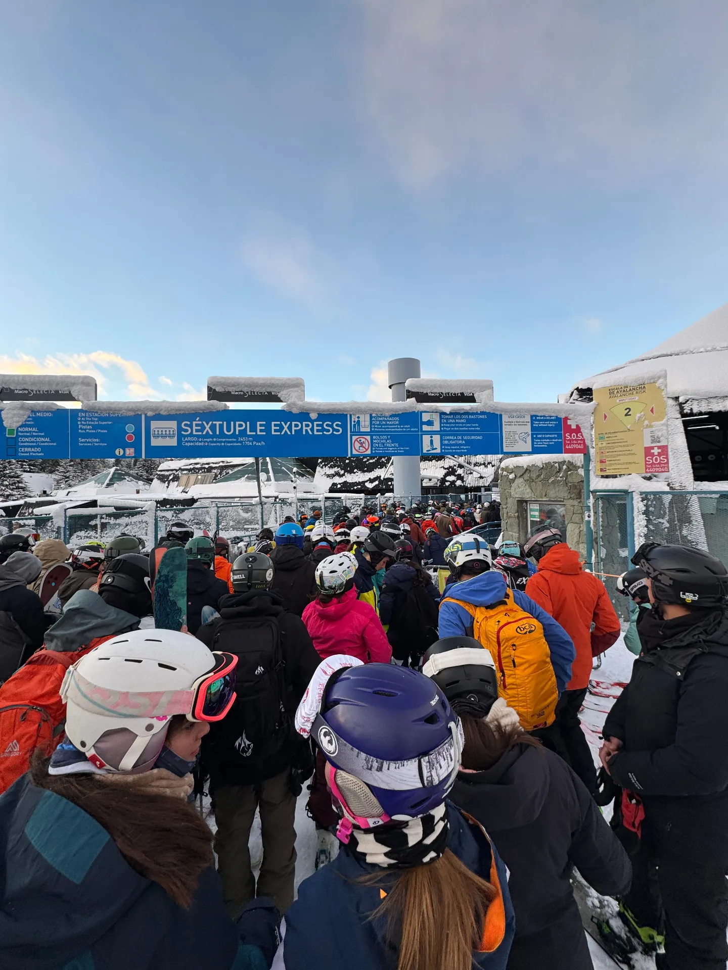 Crowded Séxtuple Express lift line at Cerro Catedral, Bariloche, the kind of Saturday you plan around, not into